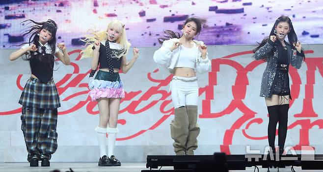 [서울=뉴시스] 김혜진 기자 = 그룹 베이비돈크라이가 23일 오후 서울 용산구 블루스퀘어에서 열린 첫 번째 데뷔 싱글 앨범 '에프 걸(F Girl)' 발매 기념 쇼케이스에서 무대를 선보이고 있다. 2025.06.23. jini@newsis.com
