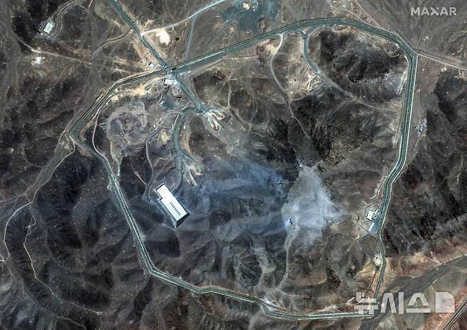 <font style="vertical-align: inherit;"><font style="vertical-align: inherit;">[포르도=AP/뉴시스] 22일(현지 시간) 막사 테크놀로지가 제공한 위성 사진에 미국 공습 이후 이란 핵시설 포르도가 파손된 모습이 보이고 있다. 2025.06.23.</font></font>