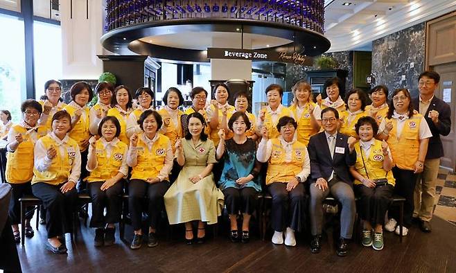 [창원=뉴시스]창원한마음병원, 경남적십자사 봉사원 감사패 수여.(사진=경남적십자사 제공) 2025.06.23.photo@newsis.com *재판매 및 DB 금지