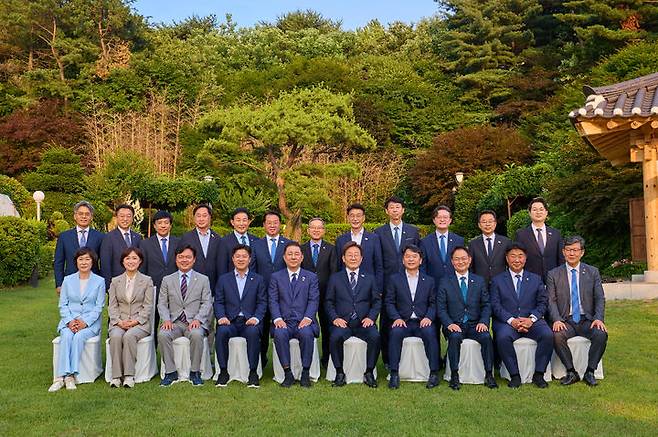 [서울=뉴시스] 이재명 대통령이 23일 한남동 관저에서 열린 더불어민주당 신임 원내대표단과 만찬에 앞서 김병기 당대표 직무대행 겸 원내대표를 비롯한 참석자들과 기념촬영을 하고 있다. (사진=대통령실 제공) 2025.06.23. photo@newsis.com *재판매 및 DB 금지