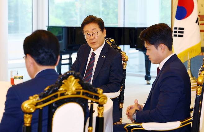 이재명 대통령이 22일 서울 한남동 관저에서 열린 여야 지도부와의 오찬 회동에서 발언하고 있다. 연합뉴스