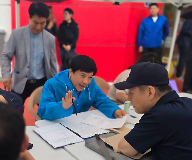 더불어민주당 이성윤 의원(전주을)은 지난 21일 전북 전주시 효자동 홈플러스 일원에서 '이심전심(李心全心) 경청투어'를 통해 시민들과 소통의 시간을 가졌다. 의원실 제공