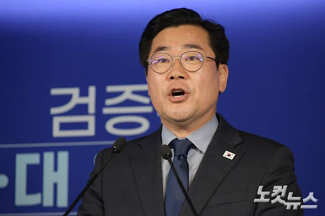 더불어민주당 박찬대 전 원내대표가 23일 서울 여의도 중앙당사에서 당대표 출마 기자회견을 하고 있다.