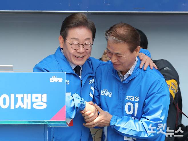 이재명 대통령이 대선후보 시절 경북 구미역광장에서 열린 집중유세에 참석하며 권오을 전 의원과 인사하고 있다. 구미=류영주 기자