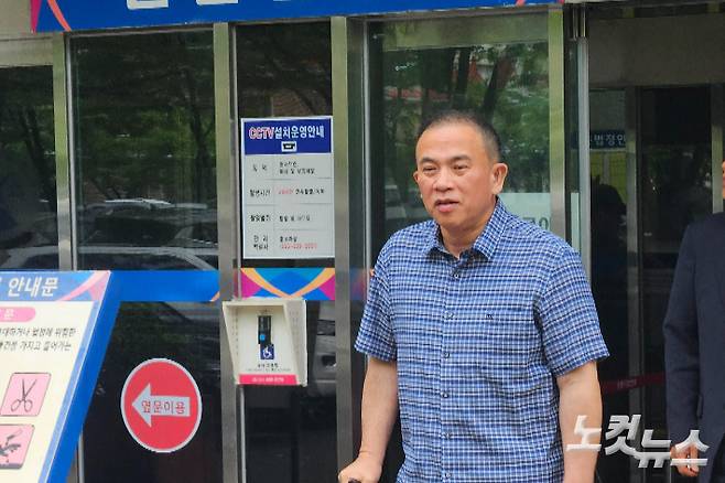 지난 16일 창원지법 앞 명태균씨. 이형탁 기자