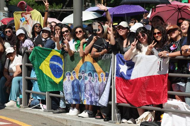 방탄소년단(BTS) 멤버 지민과 정국의 전역일인 11일 서울 용산구 하이브 사옥 앞에서 국내외 아미(ARMY·BTS의 팬덤)들이 제대를 축하하고 있다. 연합뉴스