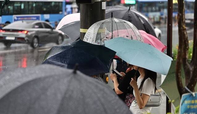 우산을 쓴 시민들 모습. 연합뉴스