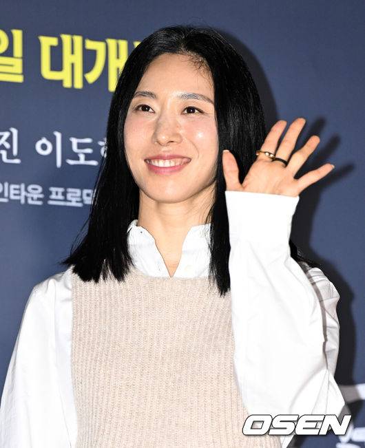 [OSEN=조은정 기자]영화 '파묘' VIP 시사회 포토월 행사가 20일 오후 서울 송파구 롯데시네마 월드타워에서 열렸다.댄서 리아킴이 포즈를 취하고 있다.  2024.02.20 /cej@osen.co.kr