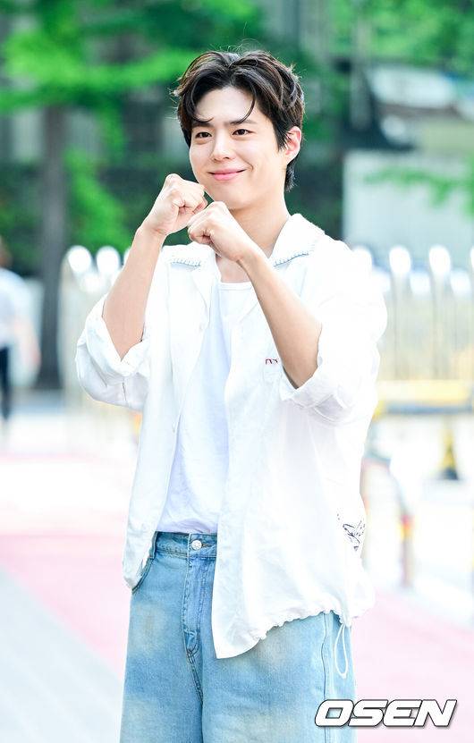 [OSEN=최규한 기자] 17일 오후 서울 여의도 KBS 신관에서 KBS 2TV '더 시즌즈 - 박보검의 칸타빌레' 녹화가 진행됐다.박보검은 드라마 ‘굿보이’와 심야 음악 프로그램 ‘더 시즌즈-박보검의 칸타빌레’ MC로 활약하며 활발한 활동을 이어가고 있다.배우 박보검이 방송국으로 향하며 인사하고 있다. 2025.06.17 / dreamer@osen.co.kr