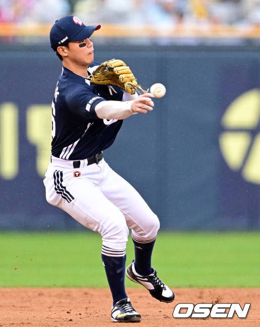 [OSEN=잠실, 조은정 기자]12일 오후 서울 송파구 잠실야구장에서 ‘2025 신한 SOL Bank KBO리그’ LG 트윈스와 두산 베어스의 경기가 열린다.홈팀 LG는 치리노스, 방문팀 두산은 김유성을 선발로 내세웠다.5회말 1사 1루 두산 유격수 박준영이 LG 오스틴의 병살타구를 처리하고 있다. 2025.04.12 /cej@osen.co.kr