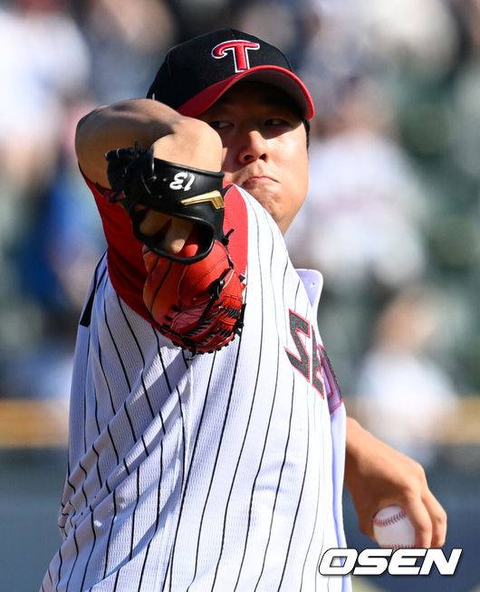 [OSEN=잠실, 조은정 기자]22일 오후 서울 잠실구장에서 2025 신한 SOL Bank KBO리그 LG 트윈스와 두산 베어스의 경기가 열렸다.LG는 송승기, 두산은 최승용이 선발로 나섰다.1회초 LG 선발 송승기가 역투하고 있다. 2025.06.22 /cej@osen.co.kr