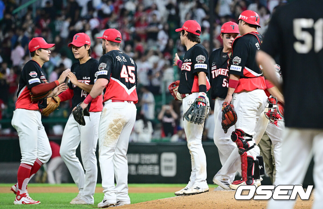 [OSEN=인천, 최규한 기자]  경기를 마치고 승리한 KIA 선수들이 하이파이브를 나누고 있다. 2025.06.22 / dreamer@osen.co.kr