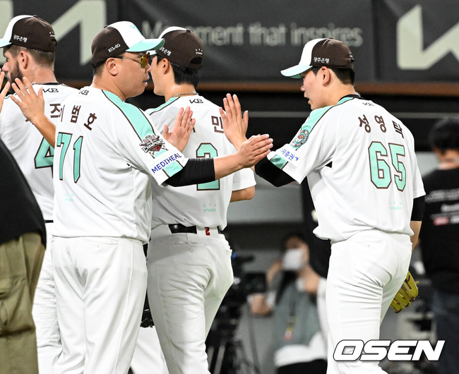 이범호 감독이 선수들과 승리를 축하하고 있다./OSEN DB