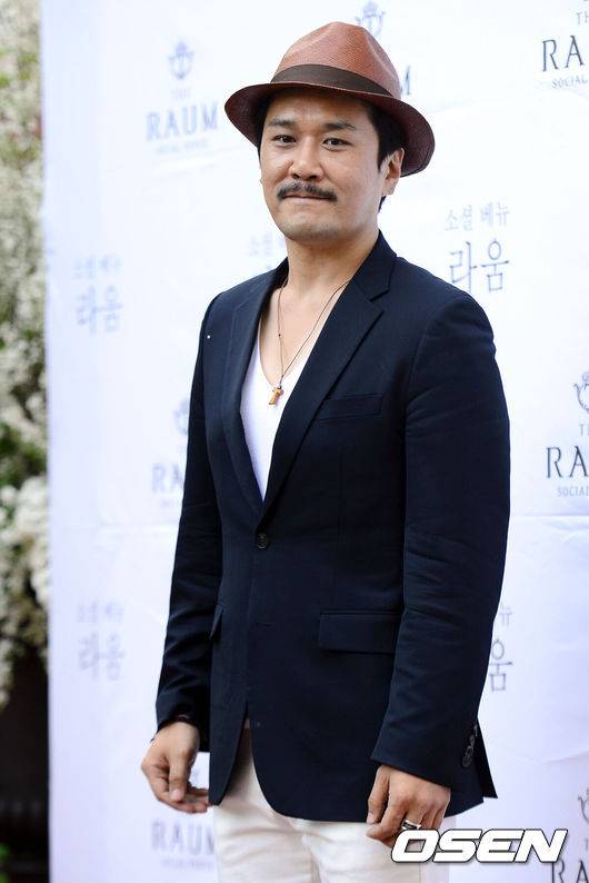 [OSEN=정송이 기자] 13일 오후 서울 역삼동 더 라움에서 '김지우와 레이먼 킴'이 백년가약을 맺는다. 결혼식장을 찾은 JK김동욱이 포토타임을 갖고 있다.김지우와 레이먼 킴은 지난해 케이블채널 올리브채널의 ‘키친 파이터’에서 각각 출연자와 심사위원으로 처음 만나 사랑을 키워왔다.비공개로 진행되는 결혼식은 신랑 레이먼 킴의 지인이 사회를 맡고 주례 없이 양가 부모님 말씀으로 대신하며 축가는 JK김동욱, 박선주, 에프엑스의 루나, 브라이언을 비롯해 김지우와 뮤지컬을 함께한 공연팀 등이 부를 예정이다. /ouxou@osen.co.kr