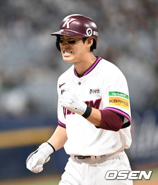 [OSEN=고척, 김성락 기자] 12일 오후 서울 고척스카이돔에서 2025 신한 SOL Bank KBO리그 키움 히어로즈와 NC 다이노스의 경기가 열렸다.키움은 김연주, NC는 김녹원을 선발 투수로 내세웠다.8회말 1사 2루 키움 이주형이 안타를 날린 뒤 기뻐하고 있다. 2025.06.12 /
