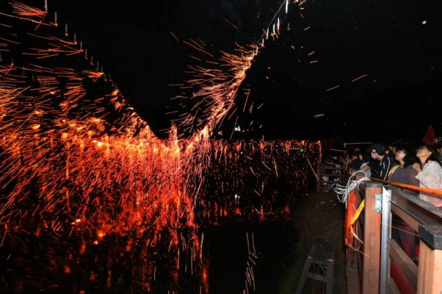 ▲ 전북 무주군 안성면 ‘무주안성낙화놀이축제’에서 한지 불꽃이 밤하늘과 물 위를 수놓고 있다. ⓒ무주군