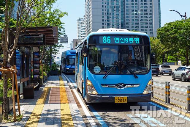 ▲부산시청 앞을 지나고 있는 시내버스.ⓒ프레시안(강지원)