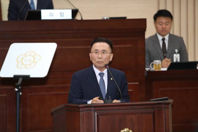 ▲박종대 익산시의원은 이날 '제270회 제1차 정례회' 제2차 본회의에서 시정질문을 통해 △광역상수도 전환 △제2혁신도시 유치 △KTX 익산역 복합개발 등 핵심 현안에 대한 결단을 강하게 촉구했다. ⓒ익산시의회