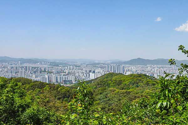 정상석은 없지만, 발아래 펼쳐진 풍경이 바로 '정상'임을 말해 주는 시루봉.