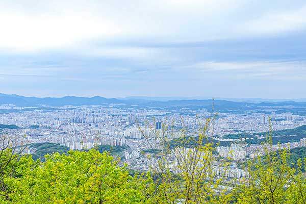 말 그대로 '해밀'. 비 내린 뒤 맑은 하늘을 보여 주는 식장산 헬기장.