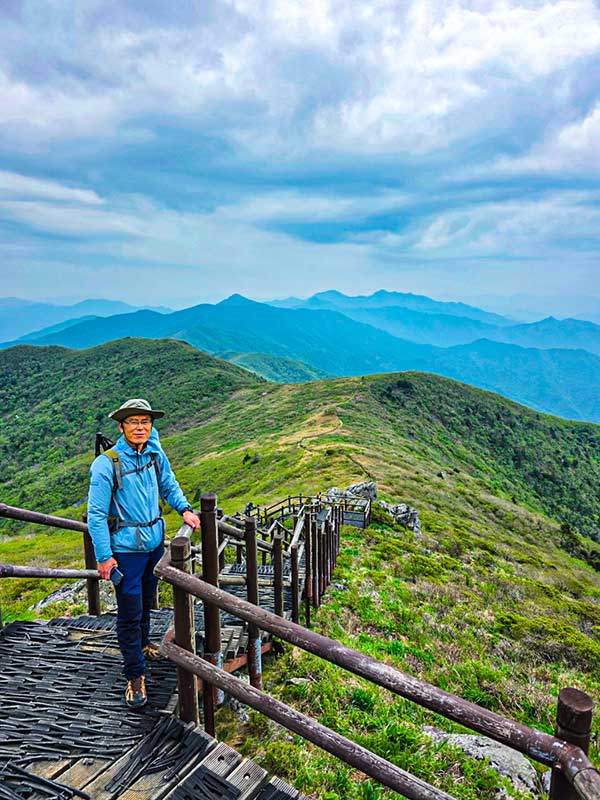 푸른 초원의 덕유평전 앞에서 필자.
