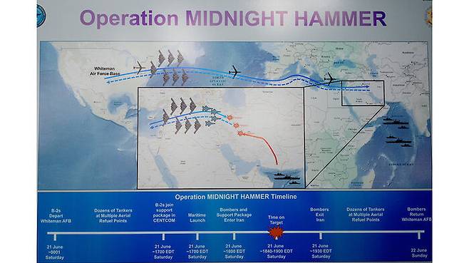 피트 헤그세스 미국 국방부 장관과 댄 케인 합참의장이 22일(현지시간) 국방부에서 진행한 브리핑에서 언론에 소개한 이란 핵시설 공습 작전 설명자료