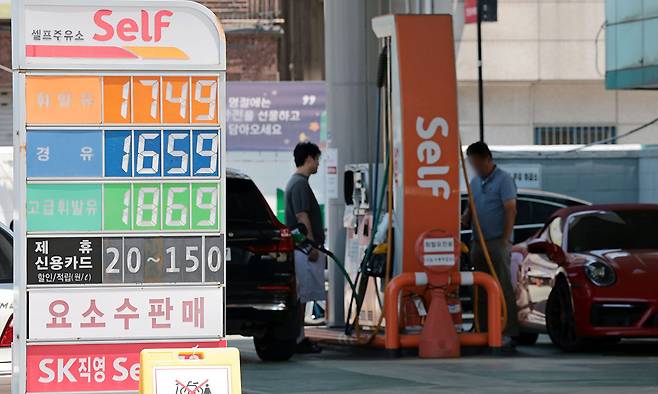 22일 서울 시내의 한 주유소 앞 유가정보판에 가격이 표시돼 있다. 연합뉴스