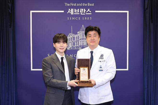 방탄소년단(BTS) 슈가가 서울 서대문구 세브란스병원 제중관에서 열린 '민윤기 치료센터' 착공식에 참석해 금기창 연세의료원장과 기념촬영을 하고 있다. 세브란스병원 제공