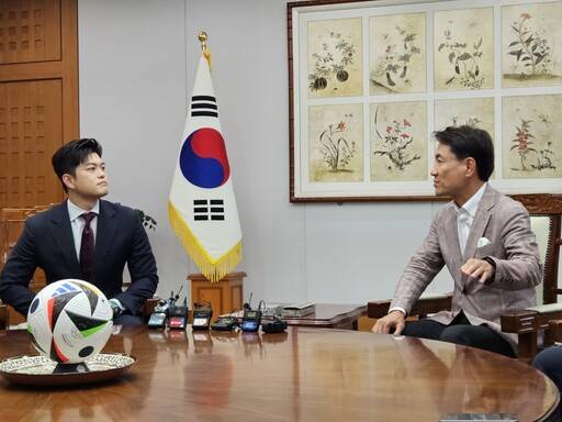 국민의힘 김용태 비상대책위원장과 김진태 강원도지사가 23일 강원도청 2층 통상상담실에서 이야기를 나누고 있다. 뉴스1