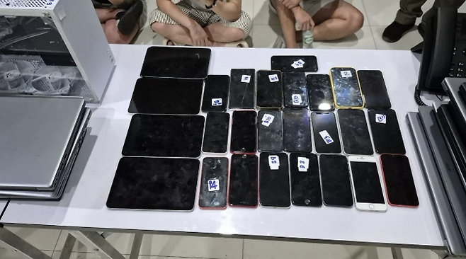 태국 경찰이 21일(현지시간)&nbsp;촌부리주 파타야 방라뭉 지역의 한 고급 풀빌라를 급습해 압수한 한국인 로맨스 스캠 조직의 휴대전화.&nbsp;타이라스 뉴스 캡처