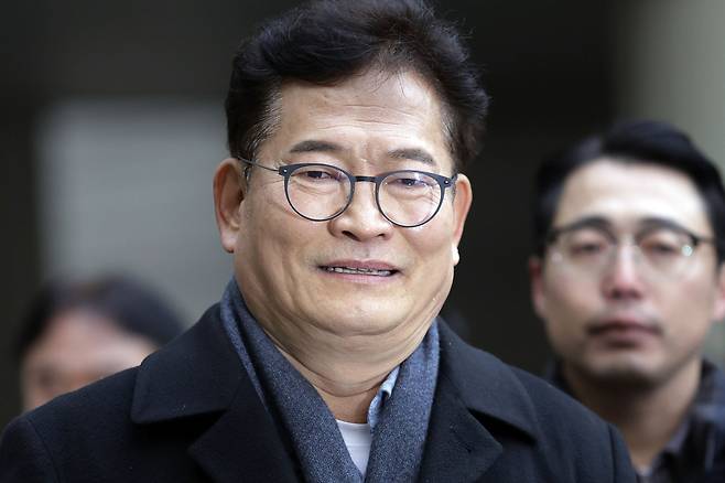 송영길 소나무당 대표가 지난 1월8일 서울 서초구 서울중앙지방법원에서 열린 ‘더불어민주당 전당대회 돈봉투’ 의혹 선고기일에 출석하며 취재진 질문에 답변하고 있다. 뉴시스