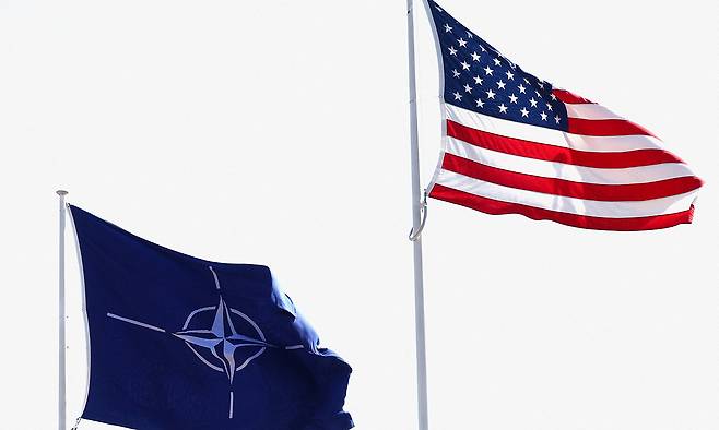 벨기에 브뤼셀의 나토 본부에서 나토 깃발과 미국 깃발이 나란히 휘날리고 있다. 로이터연합뉴스