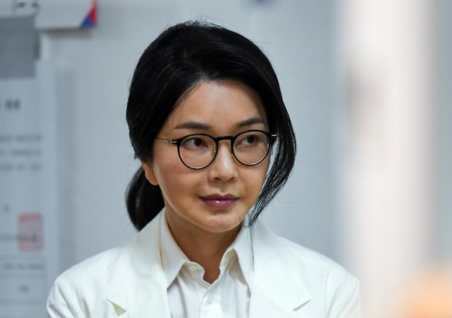 윤석열 전 대통령의 부인 김건희 여사가 지난 3일 서울 서초구 원명초등학교에 마련된 서초구 제3투표소에서 투표하기 위해 줄을 서 있다. 뉴스1