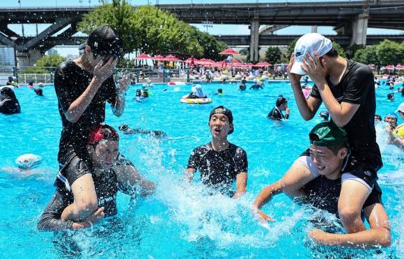 무더운 날씨를 보인 22일 서울 광진구 뚝섬야외수영장에서 시민들이 즐거운 시간을 보내고 있다. 서울시는 지난 20일부터 뚝섬·여의도·잠원한강공원 수영장과 잠실·양화·난지한강공원 물놀이장을 개장해 오는 8월31일까지 운영한다. 2025.6.22. 뉴스1