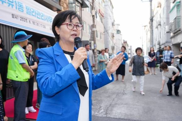 이순희 서울 강북구청장이 지난 18일 열린 수유1동 빌라관리사무소 개소식에서 지역 주민들에게 빌라관리사무소 사업에 관해 설명하고 있다. 강북구 제공