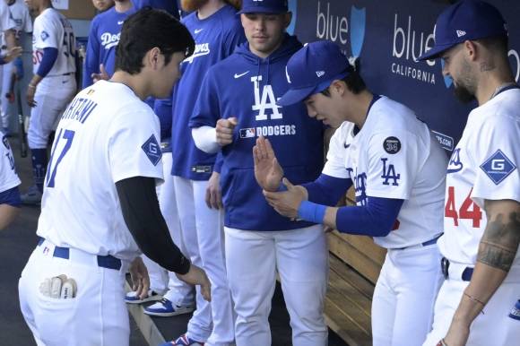 김혜성(LA 다저스)이 20일(한국시간) 미국 캘리포니아주 로스앤젤레스의 다저스타디움에서 열린 2025 미국 메이저리그(MLB) 정규시즌 샌디에이고 파드리스와의 홈 경기에서 오타니 쇼헤이와 세레머니하고 있다. 로이터 연합뉴스