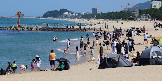 무더위가 이어진 강원 강릉시 강문해변에 많은 피서객이 몰려 무더위를 식히고 있다. 연합뉴스