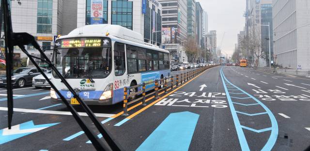 부산지역 BRT((간선급행버스체계) 노선을 운행 중인 시내버스. 사진제공=부산시