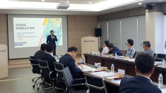 강상구 전남도 에너지산업국장이 지난 20일 목포를 방문한 국회입법조사처와의 간담회에서 전라남도 재생에너지 정책에 대해 설명하고 있다. 사진 제공=전라남도