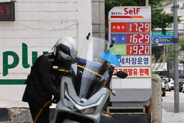 이스라엘과 이란의 군사적 긴장이 고조되며 에너지 수급 우려가 커지고 있는 16일 서울 시내 한 주유소에 표시된 유가 정보. 연합뉴스