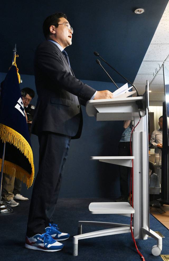 박찬대 더불어민주당 전 원내대표가 23일 서울 여의도 중앙당사에서 이재명 대통령이 대선 당시 신었던 운동화와 같은 모델을 신고 당 대표 출마를 선언하고 있다. 오승현 기자 2025.06.23