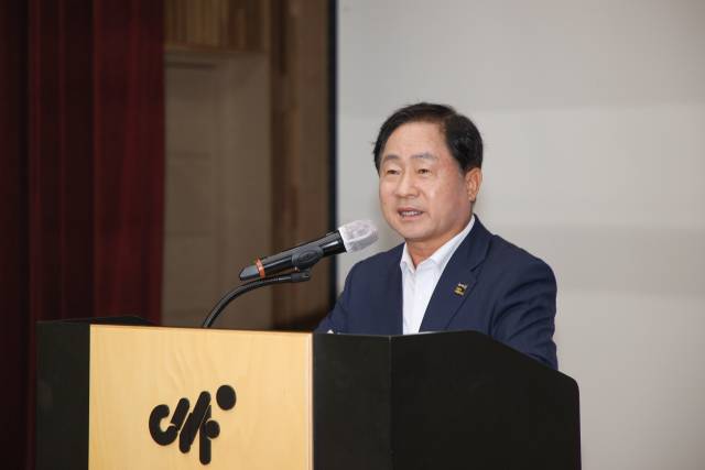 주광덕 남양주시장이 20일 경기도시청자미디어센터 다목적홀에서 열린 ‘2025년 정약용 주민자치대학’ 수료식에서 발언하고 있다. 사진 제공=남양주시