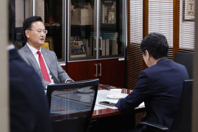 문진석(오른쪽) 더불어민주당·유상범 국민의힘 원내운영수석부대표가 23일 서울 여의도 국회 의원회관에서 원구성 등과 관련해 회동하고 있다. 연합뉴스