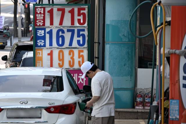 미국의 이란 핵시설 공습으로 유가 변동이 우려되는 가운데 23일 서울 시내 한 주유소에 설치된 유가정보판에 휘발유, 경유 가격이 게시돼 있다. 조태형 기자
