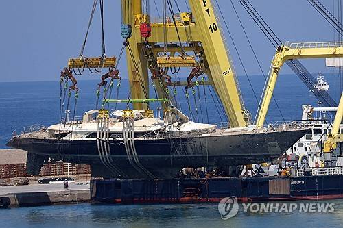 베이지언호가 21일(현지 시간) 이탈리아 팔레르모시 이메레세 항구에서 인양되고 있다. AFP연합뉴스