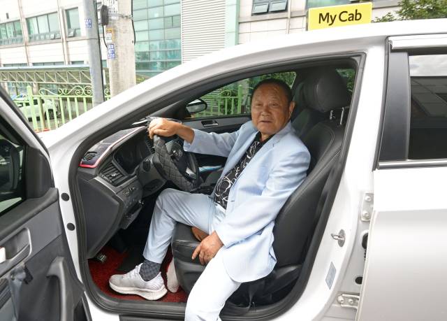 김복태 동일운수·검단교통 회장이 인터뷰를 마친 후 택시 운전석에서 포즈를 취하고 있다. 인천=성형주 기자