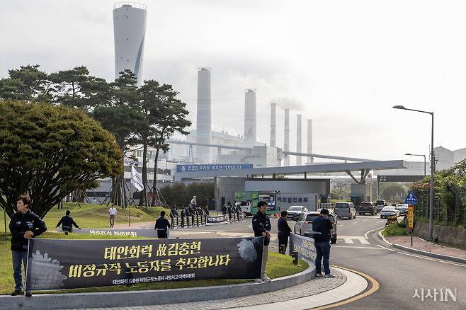 고 김충현 노동자의 동료들이 6월10일 충남 태안군 태안화력 앞에서 출근 선전전을 하고 있다. ⓒ시사IN 박미소