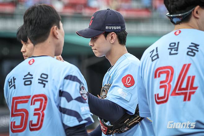 롯데 홍민기가 22일 사직구장에서 열린 삼성과 홈경기에 구원등판해 3이닝 무4사구 6탈삼진 무실점으로 역투한 뒤 동료들의 환영을 받고 있다. 사진제공｜롯데 자이언츠