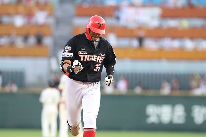 KIA 김석환은 22일 인천 SSG와 원정경기에서 8회초 대타로 출전해 결승 2점 홈런을 터트려 팀 6연승에 보탬이 됐다. 사진제공｜KIA 타이거즈