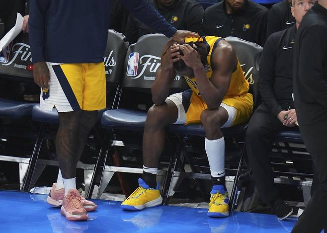인디애나의 애런 니스미스가 23일(한국시간) 페이콤센터에서 열린 오클라호마시티와&nbsp;NBA&nbsp;파이널 7차전에서 패하자 벤치에 앉아 눈물을 흘리고 있다. 오클라호마시티(미 오클라호마주)｜AP뉴시스